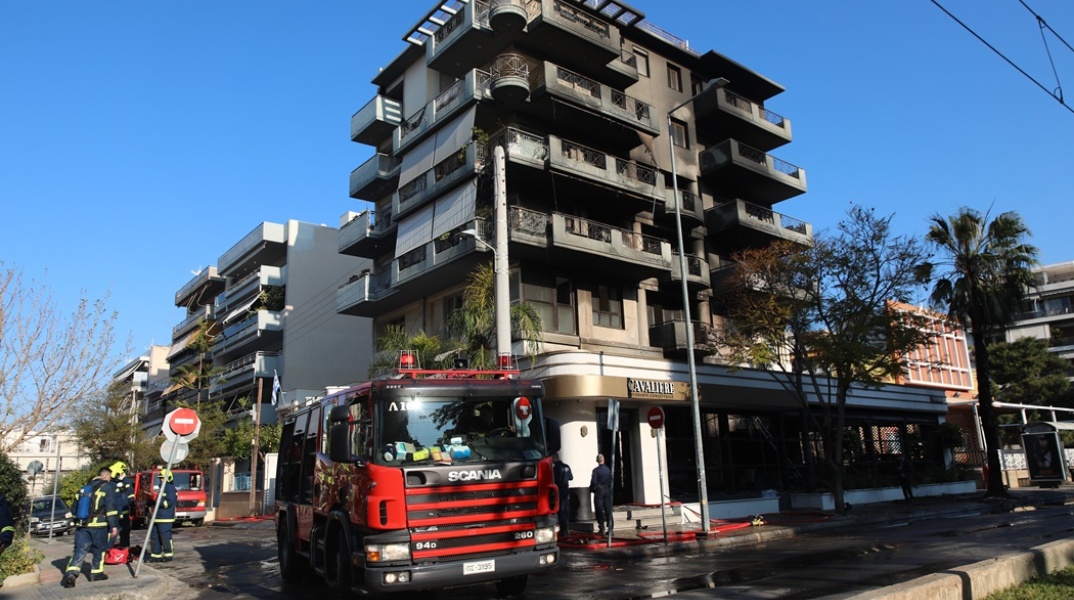 Φωτιά σε εστιατόριο στη Νέα Σμύρνη - Πυροσβέστες επιχειρούν στο σημείο