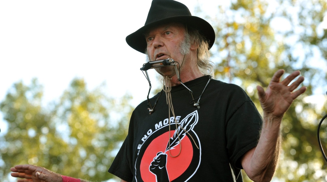 Νιλ Γιανγκ εναντίον Ticketmaster για τις τιμολογιακές πολιτικές της εταιρείας έκδοσης εισιτηρίων - Καταγγέλλει αισχροκέρδεια σε βάρος του συναυλιακού κοινού.