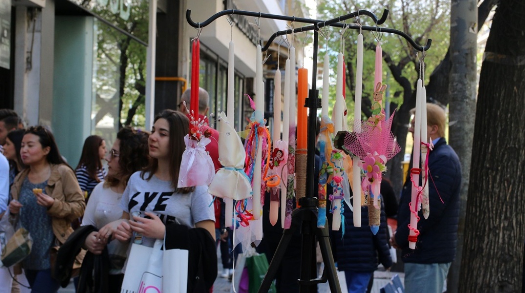Δώρο Πάσχα 2023: Πολίτες στην αγορά και λαμπάδες για την Ανάσταση σε σταντ στον δρόμο