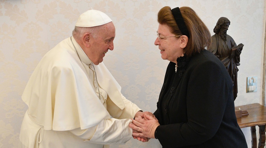Συνάντηση Πάπα Φραγκίσκου - Λίνας Μενδώνη σε θερμό κλίμα στο Βατικανό: Το περιεχόμενο της συζήτησής τους και το δώρο της υπουργού Πολιτισμού στον Ποντίφικα. 