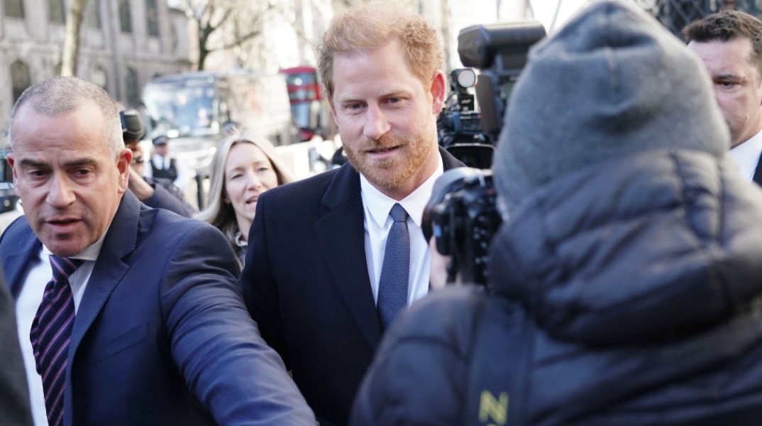 Ο πρίγκιπας Χάρι εμφανίστηκε σε δικαστήριο στο Λονδίνο για την αγωγή κατά της Daily Mail - Πρώτη επίσκεψη στη Βρετανία μετά την κηδεία της Ελισάβετ.