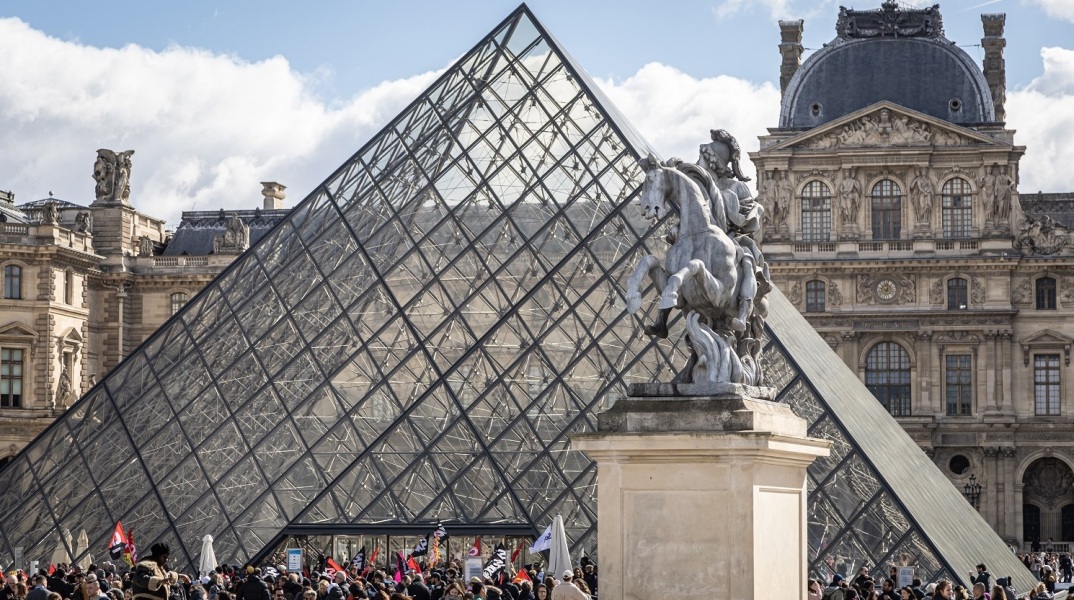 Γαλλία: Διαδηλωτές απέκλεισαν το μουσείο του Λούβρου στο Παρίσι - Συνεχίζονται στη γαλλική πρωτεύουσα οι κινητοποιήσεις κατά της συνταξιοδοτικής μεταρρύθμισης.