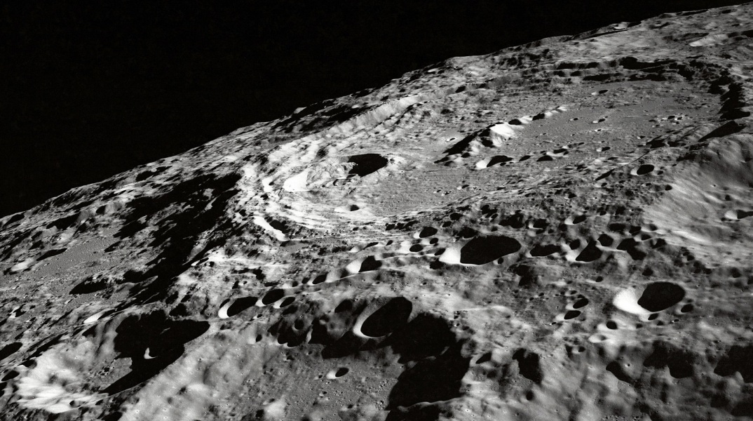 Τα γυάλινα σφαιρίδια που εντοπίστηκαν στην επιφάνεια της Σελήνης αποτελούν πιθανές δεξαμενές νερού, σύμφωνα με νέα επιστημονική έρευνα.
