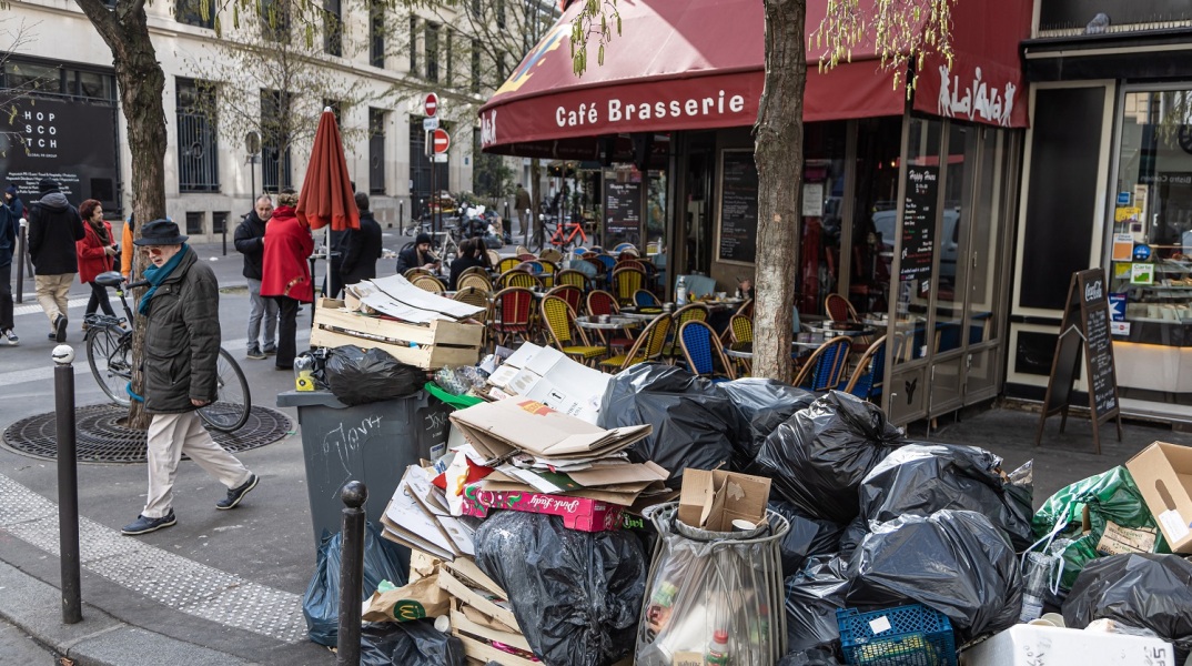 Γαλλία: Τόνοι σκουπιδιών παραμένουν στους δρόμους στο Παρίσι - 23η ημέρα κινητοποιήσεων - Η απεργία αναστέλλεται από αύριο.