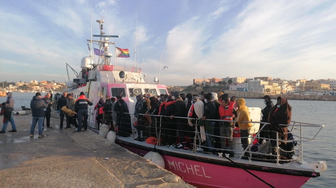 Ιταλία: Αλιευτικά και σκάφη ΜΚΟ προσαράζουν στις ιταλικές ακτές παρά την αντιμεταναστευτική πολιτική της κυβέρνησης Μελόνι.