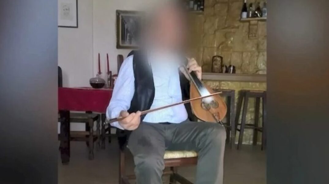 Ο 66χρονος λυράρης με το μουσικό του όργανο - Κρυμμένα τα χαρακτηριστικά του κατηγορούμενου για υπόθεση μαστροπείας στην Κρήτη