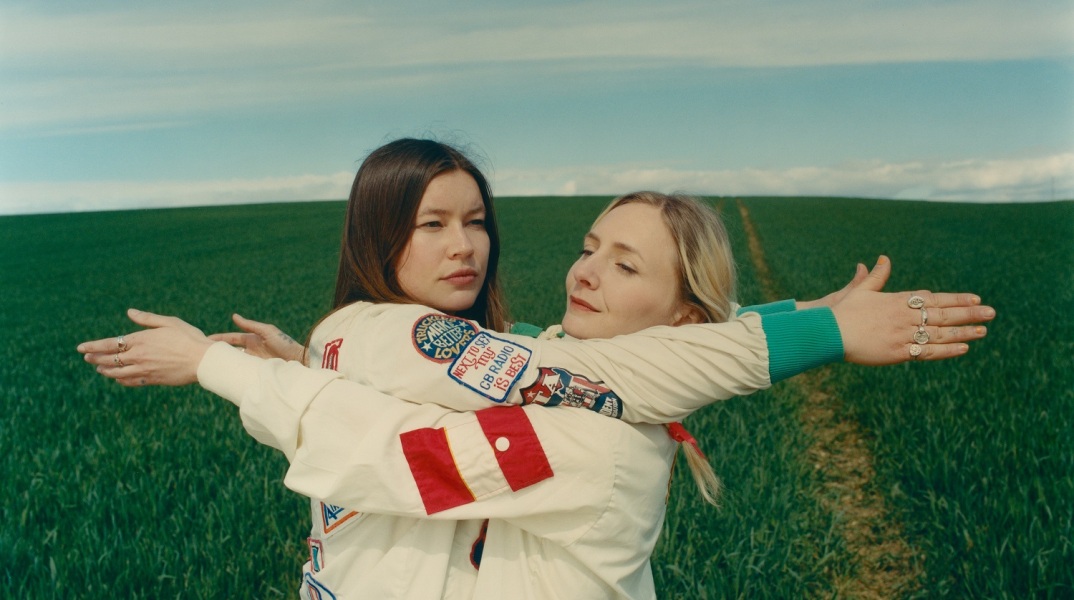 Release Athens 2023: Οι Wet Leg θα εμφανιστούν για πρώτη φορά στην Ελλάδα, μαζί με τους Madrugada, την Κυριακή 25 Ιουνίου, στην Πλατεία Νερού. 