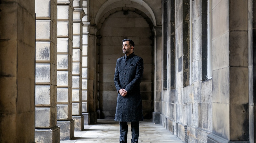 Χούμζα Γιουσάφ: Η πολιτική και προσωπική διαδρομή του μουσουλμάνου ηγέτης του Εθνικού Κόμματος Σκοτίας