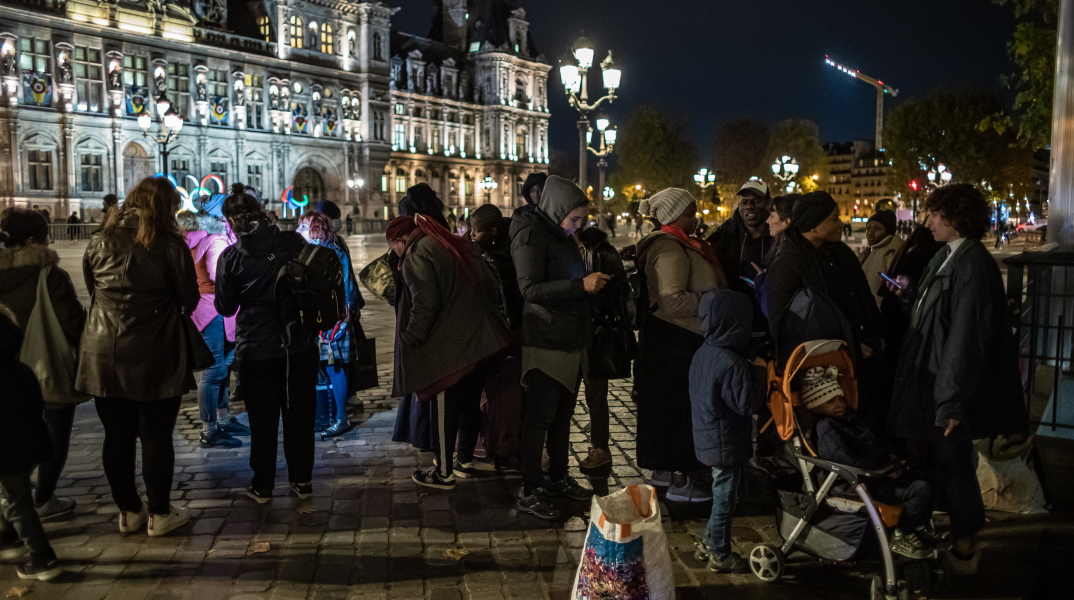 Οικογένειες μεταναστών έξω από το δημαρχείο του Παρισιού