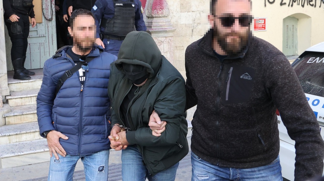 Προσωρινά κρατούμενος ο 66χρονος λυράρης που κατηγορείται για βιασμό και μαστροπεία ανηλίκου στο Ηράκλειο - Συνοδεύτηκε υπό δρακόντεια μέτρα ασφαλείας.