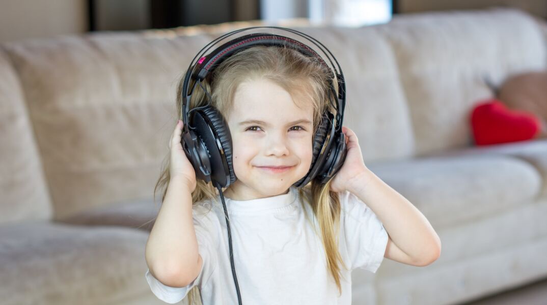 Παιδί ακούει μουσική μέσω ακουστικών
