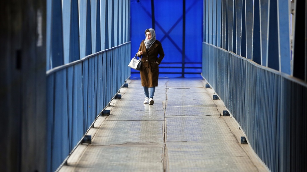 Γυναίκα φορά μαντίλα στο Ιράν