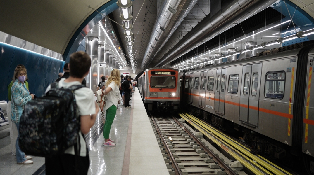 Πολίτες στην αποβάθρα σταθμού του Μετρό στον Πειραιά αναμένουν την επιβίβασή τους στον συρμό