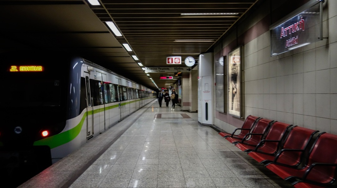 Συρμός του Μετρό σε αποβάθρα σταθμού