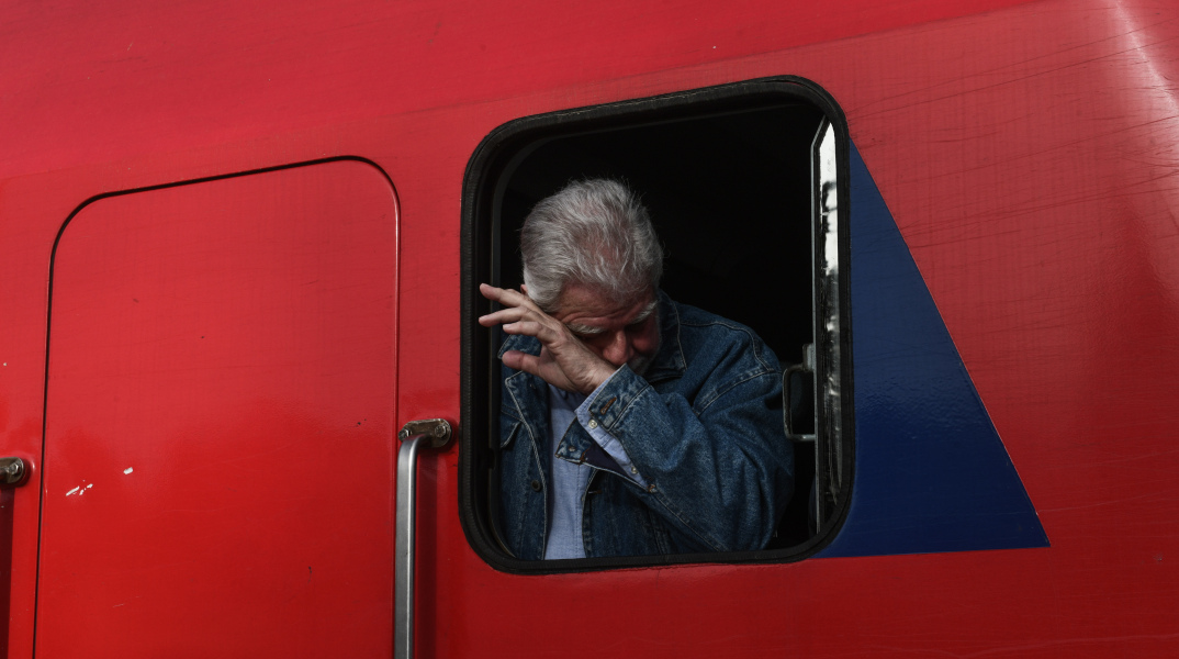 Δάκρυσε ο πρόεδρος του ΟΣΕ Παναγιώτης Τερζάκης στο πρώτο δρομολόγιο μετά τα Τέμπη