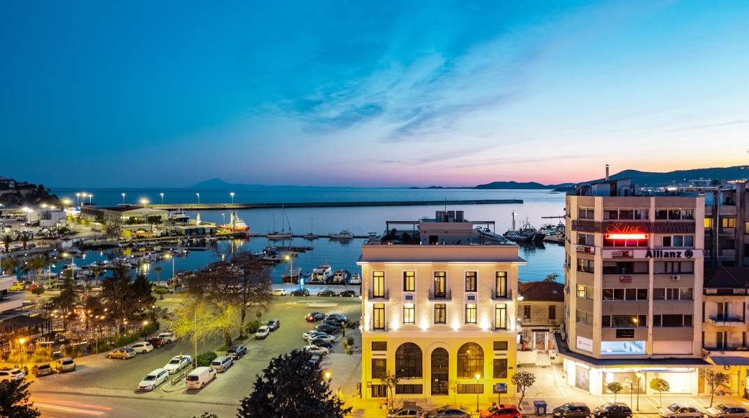 Epicure suites: Τι περιλαμβάνουν οι δώδεκα σουίτες πολυτελείας στην Καβάλα, στο νεοκλασικό κτίριο του 20ού αιώνα.