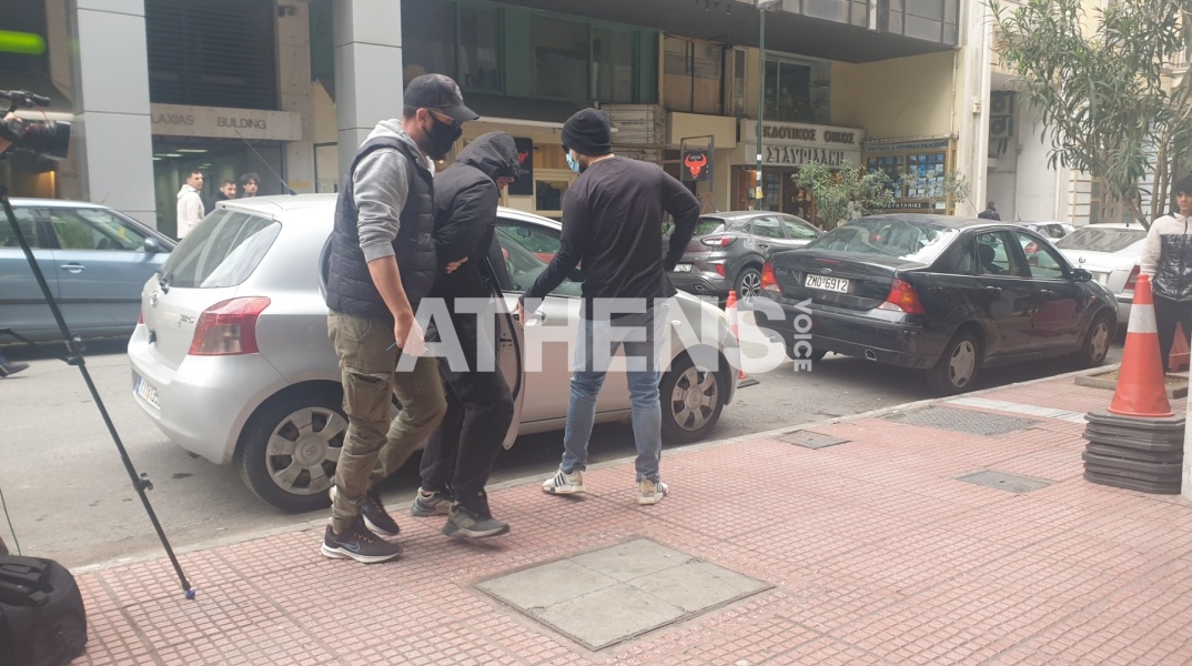 Ο 43χρονος στο δικαστήριο για την υπόθεση βιασμού της 6χρονης στο Πέραμα