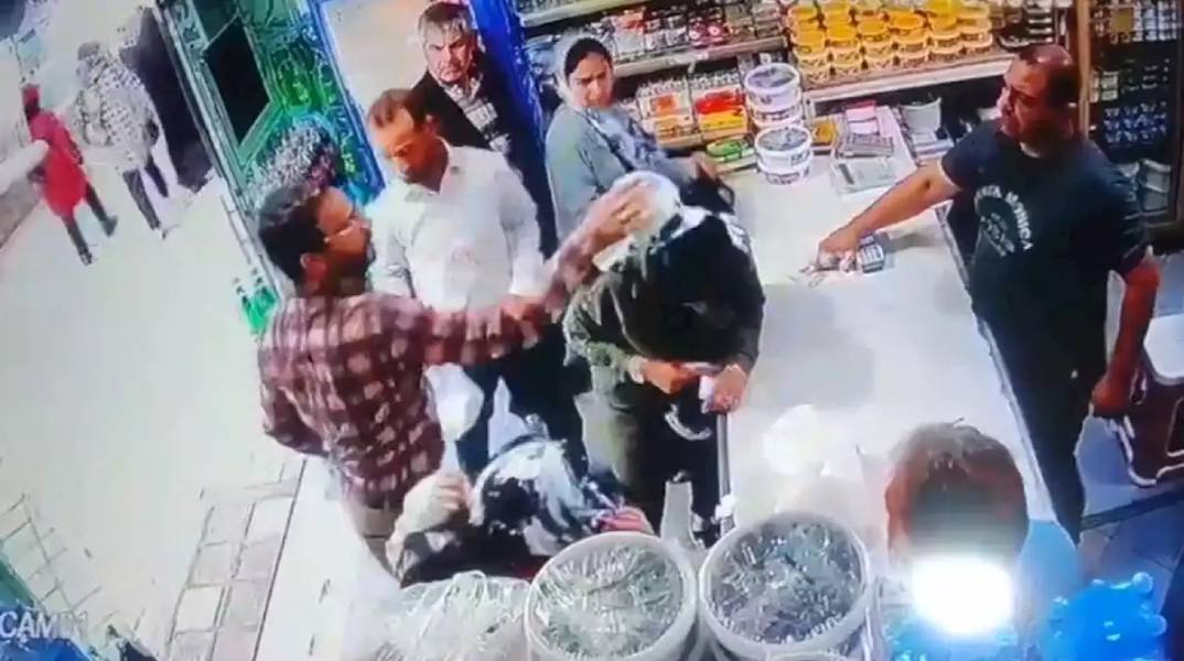 Ιράν: Φρουρός της Ισλαμικής Επανάστασης πέταξε γιαούρτι σε δύο γυναίκες επειδή δεν φορούσαν μαντίλα
