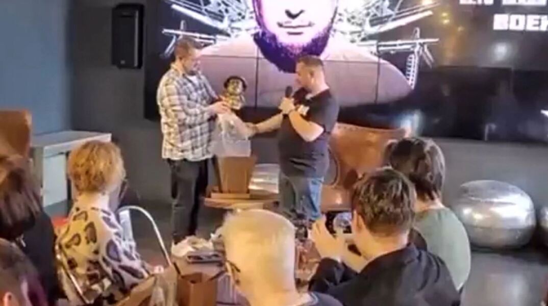 Η στιγμή που η προτομή-βόμβα εκρήγνυται δίπλα στον Ρώσο μπλόγκερ, Τατάρσκι (βίντεο)