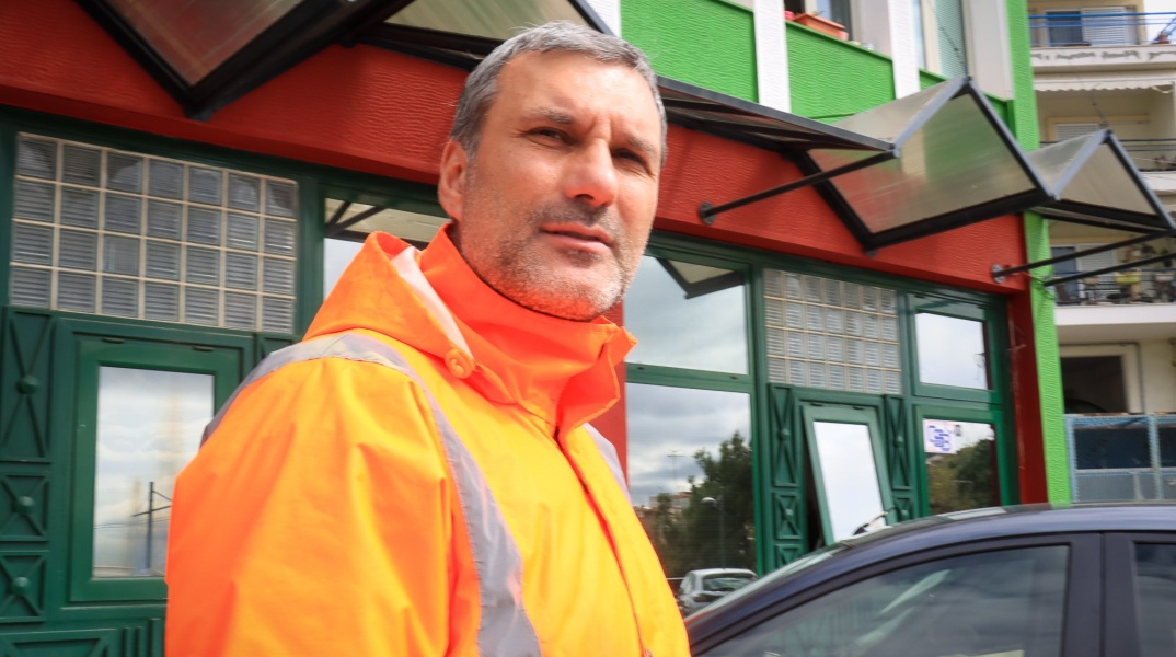 Θεσσαλονίκη: Εργαζόμενος στην καθαριότητα του δήμου Νεάπολης-Συκεών παρέδωσε πορτοφόλι με 1.500 ευρώ – Δέχθηκε τα συγχαρητήρια του δημάρχου. 