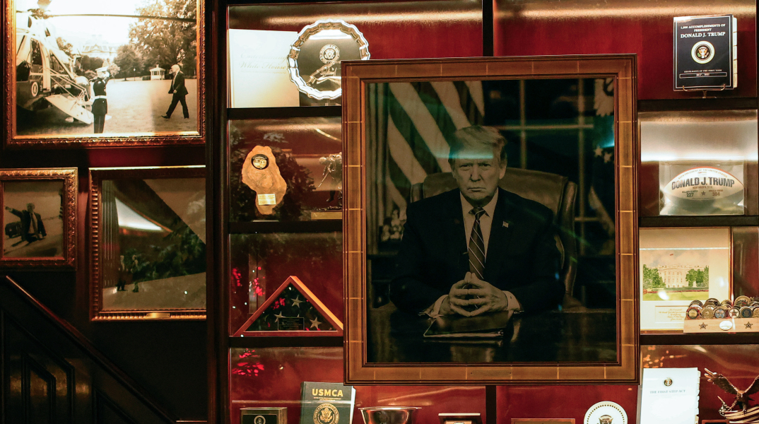 Πορτρέτο του Ντόναλντ Τραμπ σε τοίχο με άλλα εκθέματα