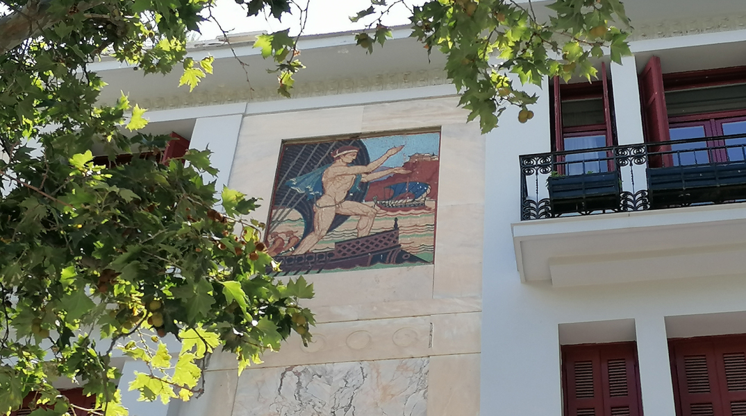 Ψηφιδωτές παραστάσεις σε πολυκατοικία επί της οδού Διονυσίου Αρεοπαγίτου