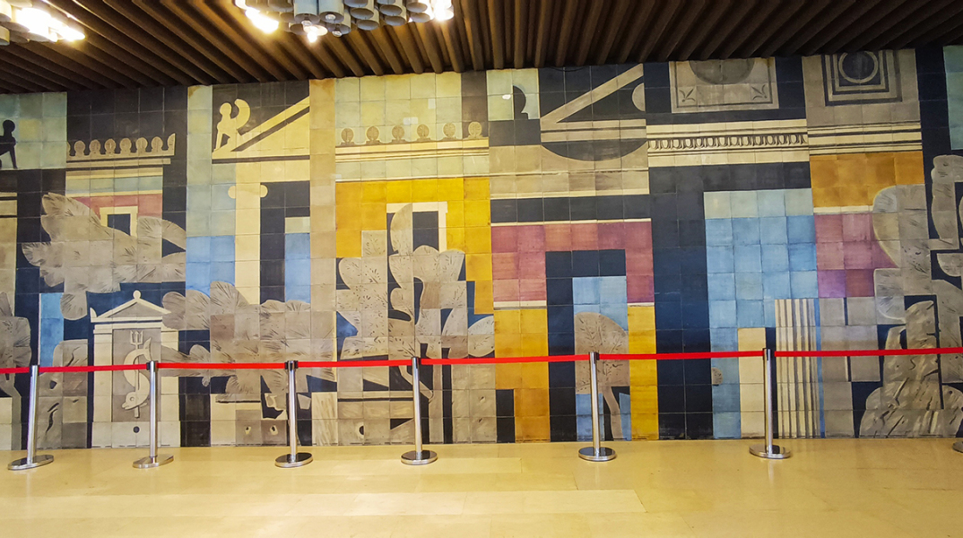 Σύνθεση με κεραμικές πλάκες, φιλοτεχνημένη από τον Μόραλη και την Ελένη Βερναδάκη, εμπνευσμένη από τον αθηναϊκό νεοκλασισμό