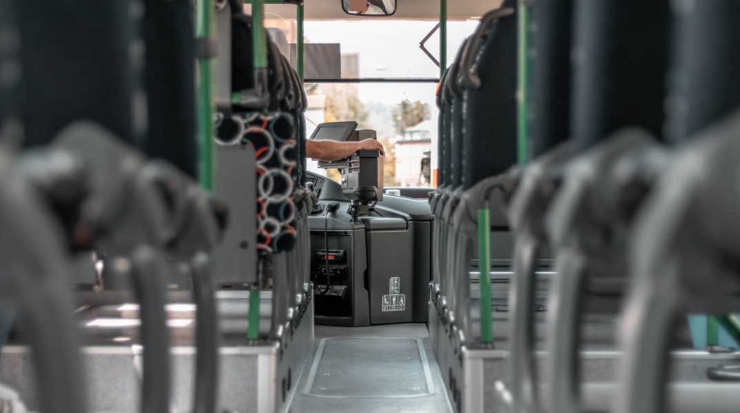 Οδηγός λεωφορείου σε λήψη από το βάθος του οχήματος