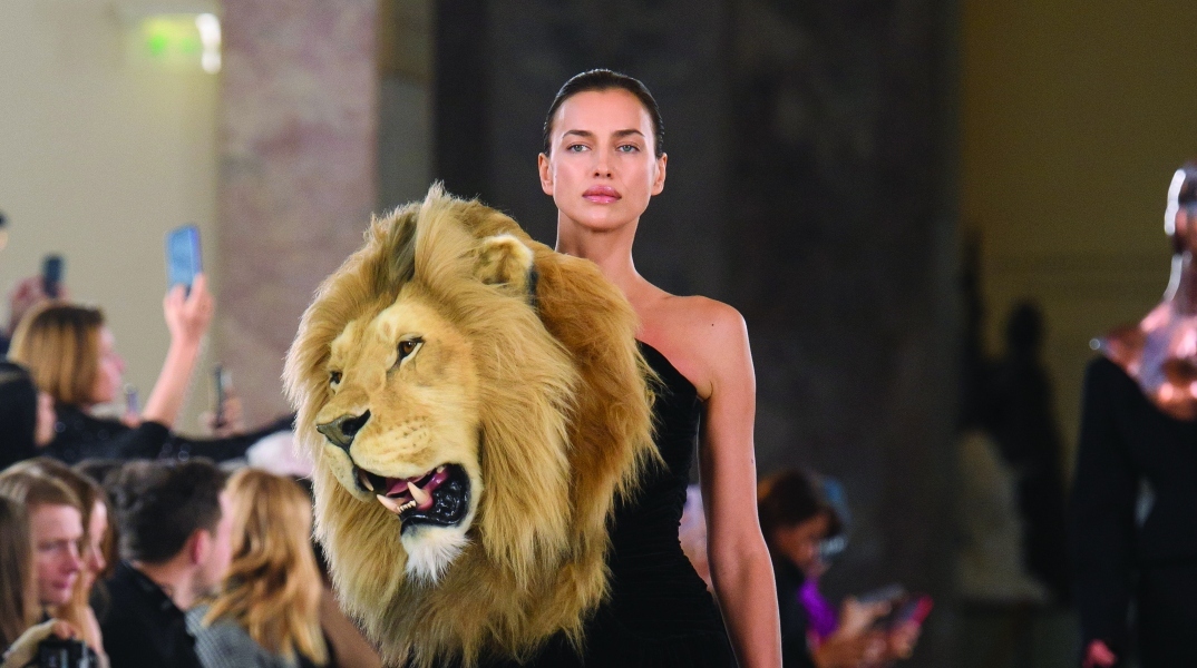 Η Irina Shayk στην επίδειξη SS23 Sciaparalli