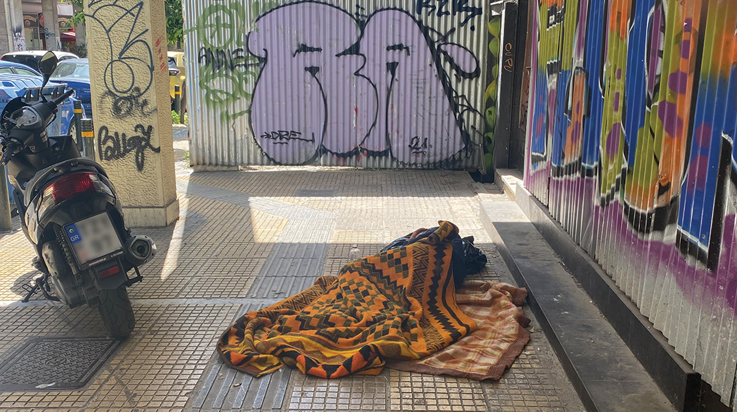 Άστεργοι που κοιμούνται στον δρόμο: Η συγγραφέας Λένα Διβάνη κυκλοφορεί στην πόλη, φωτογραφίζει ό,τι της κάνει κλικ και γράφει μερικές σκέψεις