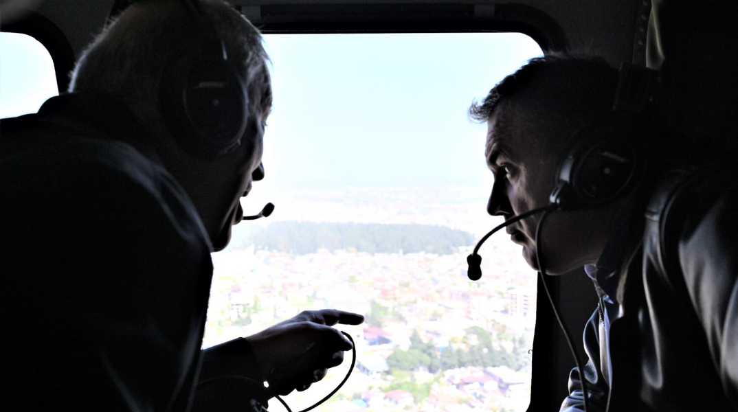 Ο υπουργός Άμυνας, Νίκος Παναγιωτόπουλος και ο Τούρκος ομόλογός του, Χουλουσί Ακάρ συνομιλούν στο ελικόπτερο πάνω από τις σεισμόπληκτες περιοχές της Τουρκίας