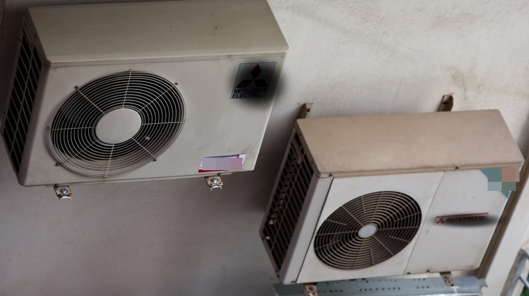 Κλιματιστικά κρεμασμένα σε τοίχο πολυκατοικίας