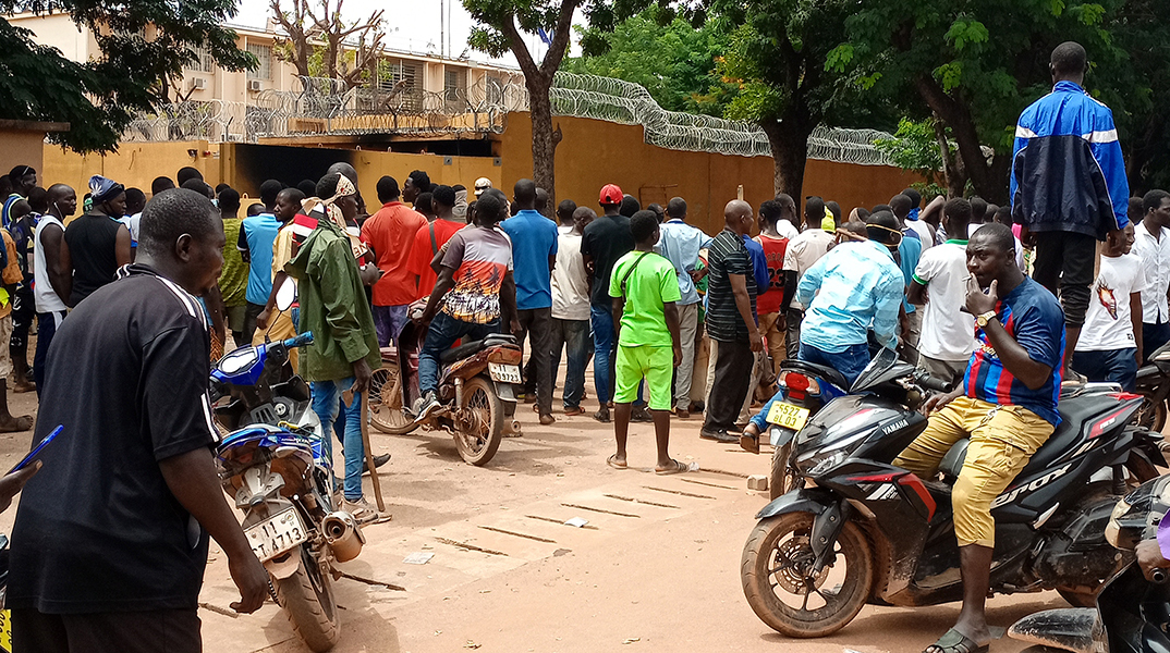 Διαδήλωση μπροστά από τη γαλλική πρεσβεία στη Μπουρκίνα Φάσο