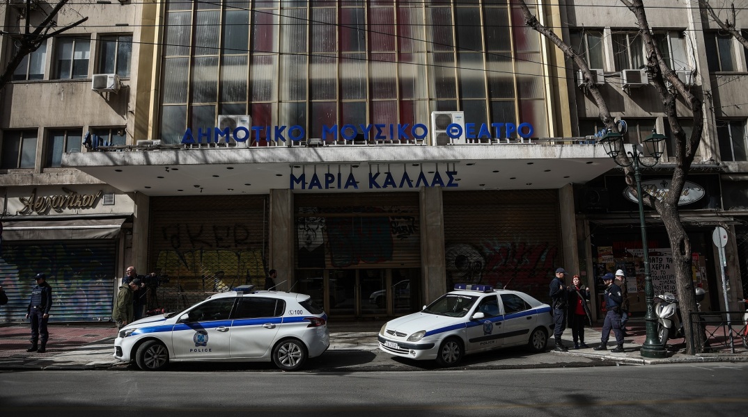 Πανελλήνια Ομοσπονδία Θεάματος Ακροάματος - Κινητοποίηση της ΠΟΘΑ στο Δημαρχείο Αθηνών για την εκκένωση της κατάληψης στο «Ολύμπια». 