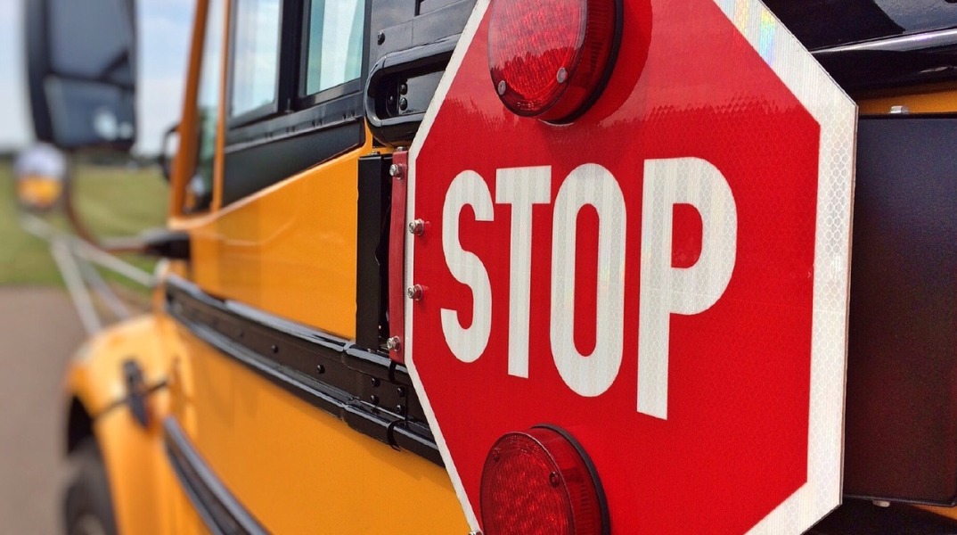 Ταμπέλα STOP σε σχολικό λεωφορείο