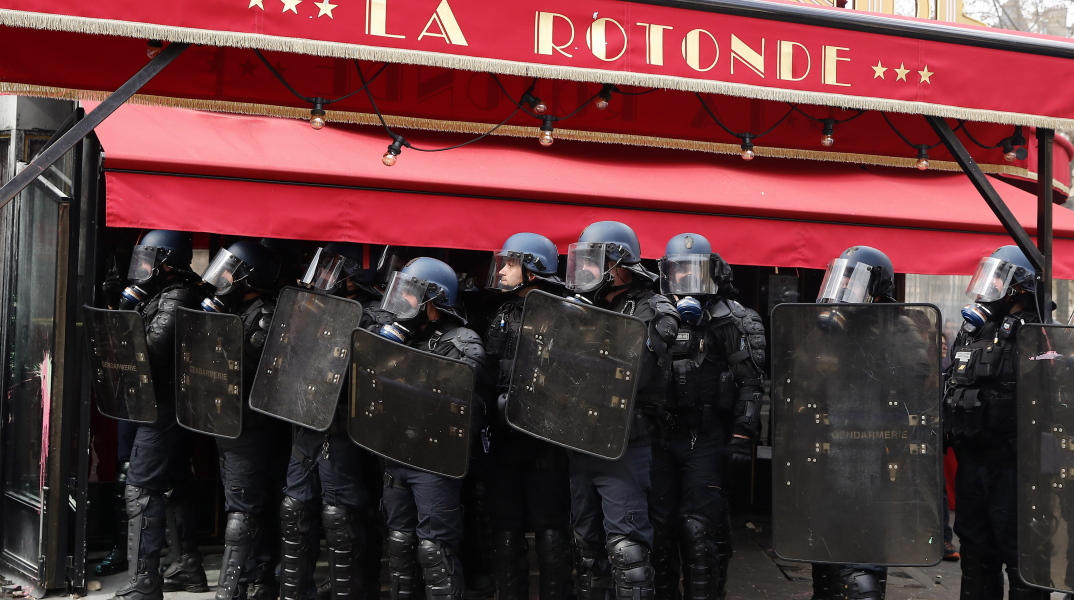 Φωτιά έβαλαν διαδηλωτές στο αγαπημένο εστιατόριο του Εμανουέλ Μακρόν στο Παρίσι