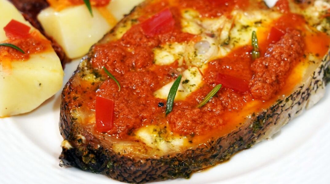 Σφυρίδα στο φούρνο με λαδολέμονο λιαστής ντομάτας