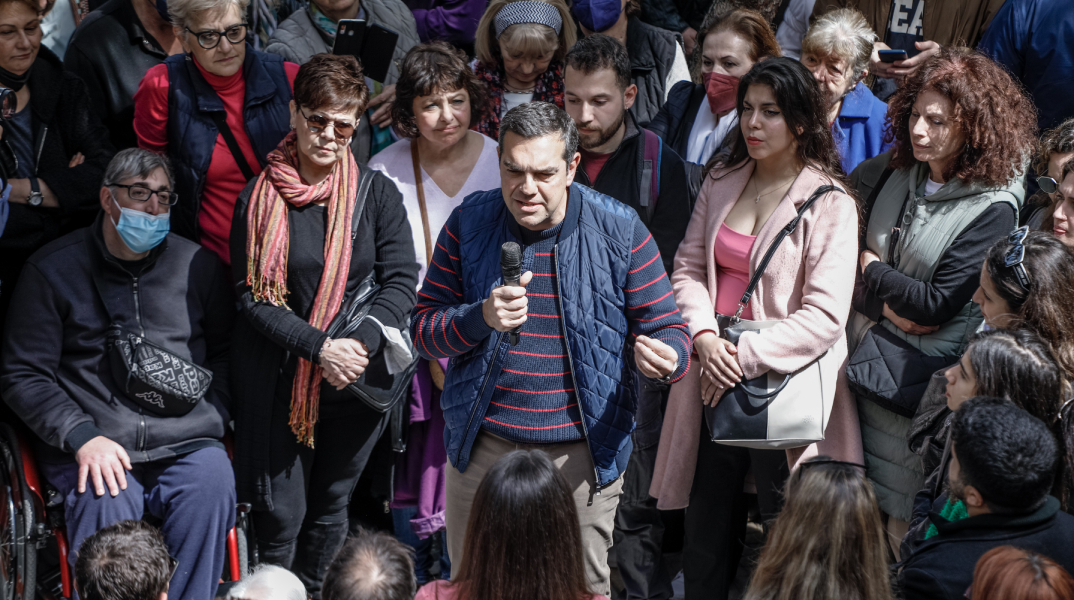 Ο Πρόεδρος του ΣΥΡΙΖΑ-Προοδευτική Συμμαχία Αλέξης Τσίπρας επισκέπτεται την Νέα Σμύρνη και συνομιλεί με πολίτες στην κεντρική πλατεία της πόλης