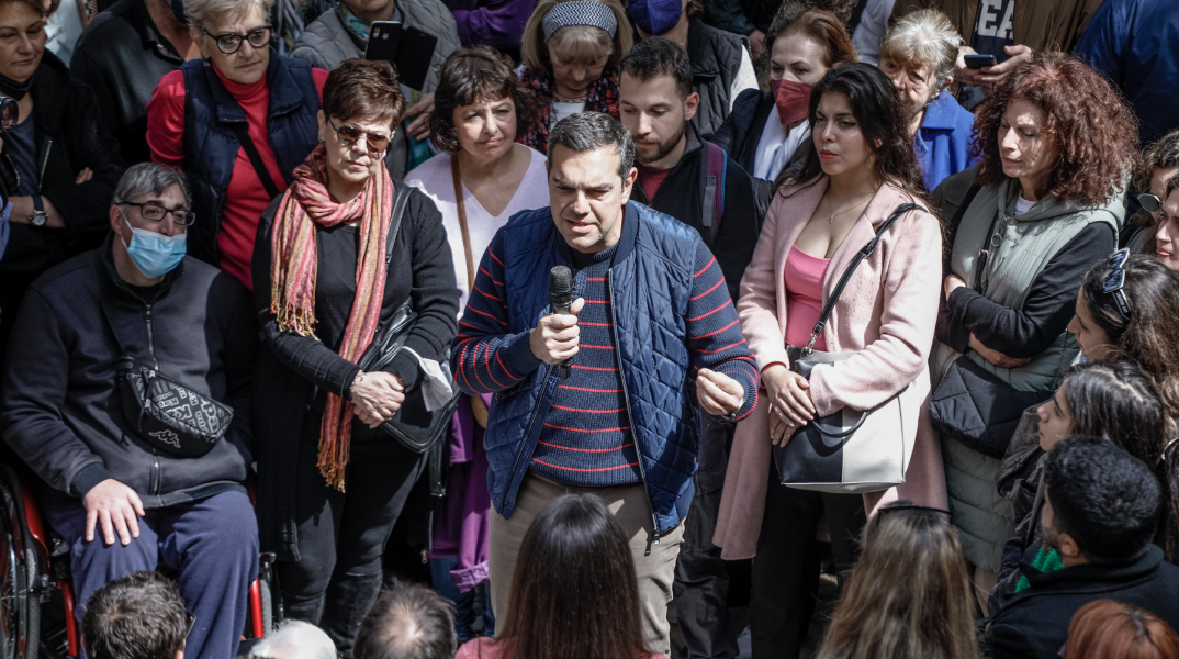 Ο Πρόεδρος του ΣΥΡΙΖΑ-Προοδευτική Συμμαχία Αλέξης Τσίπρας επισκέπτεται την Νέα Σμύρνη και συνομιλεί με πολίτες στην κεντρική πλατεία της πόλης