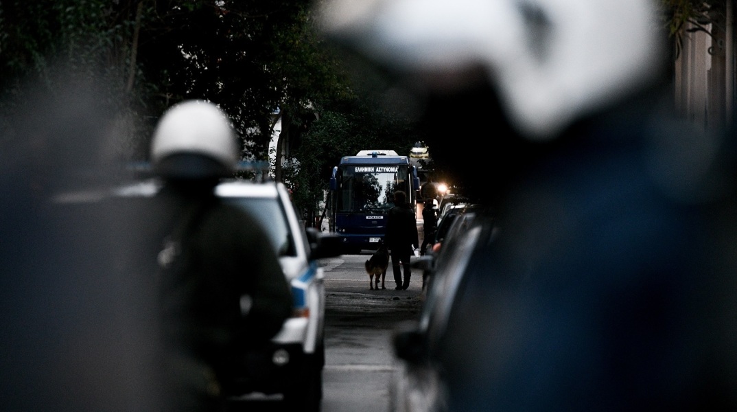 Θεσσαλονίκη: Εξαρθρώθηκε πολυμελής εγκληματική οργάνωση - Ζευγάρι φέρεται να χρησιμοποιούσε τα παιδιά του για τη μεταφορά ναρκωτικών.