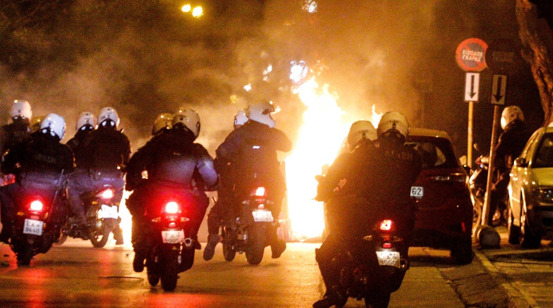 Ζωγράφου: Επίθεση με μολότοφ σε αστυνομικούς - Τρία καμένα αυτοκίνητα - Έστησαν οδοφράγματα με κάδους και έβαλαν φωτιά επί της Ούλωφ Πάλμε.