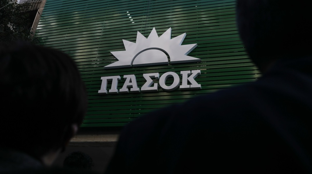 ΠΑΣΟΚ-ΚΙΝΑΛ: Ανακοίνωση μετά τη συνέντευξη του Κυριάκου Μητσοτάκη - Για αλλαγή γραμμής μπροστά στην ήττα κάνει λόγο η Χαριλάου Τρικούπη.