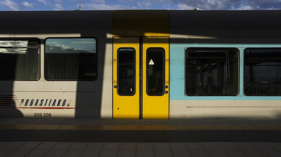 Ανήλικος παρασύρθηκε από αμαξοστοιχία του προαστιακού στην περιοχή του Ταύρου - Νοσηλεύεται στο Τζάνειο - Η ανακοίνωση της αστυνομίας.