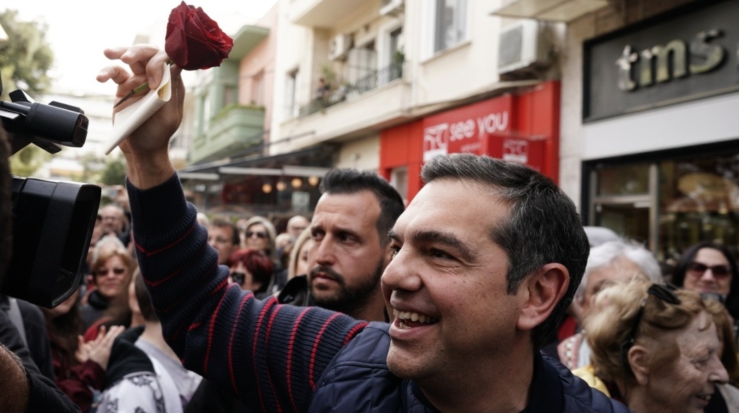 Αλέξης Τσίπρας από τη Νέα Σμύρνη: «Το παραμύθι Μητσοτάκη τελειώνει την 21η Μαΐου» - Ζήτησε καθαρή νίκη του ΣΥΡΙΖΑ από την πρώτη κάλπη της απλής αναλογικής.