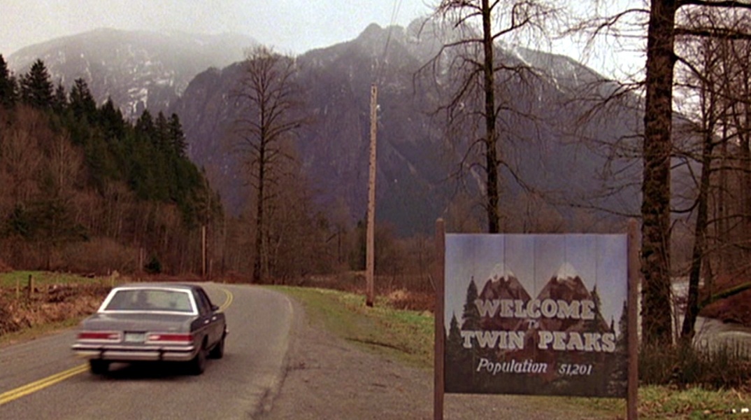 Σαν σήμερα 8 Απριλίου 1990: Το Twin Peaks του Ντέιβιντ Λιντς κάνει την πρεμιέρα του, μεταμορφώνοντας για πάντα το τηλεοπτικό τοπίο.