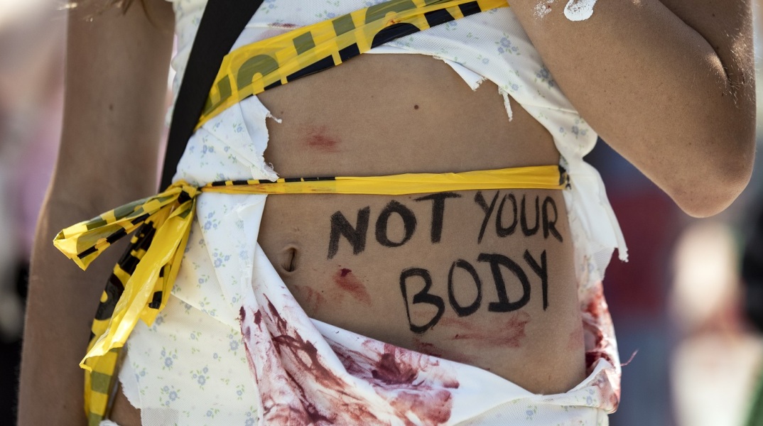 ΗΠΑ: Ομοσπονδιακός δικαστής αναστέλλει την άδεια κυκλοφορίας χαπιού για την άμβλωση - Έφεση από το υπουργείο Δικαιοσύνης - Η αντίδραση του Τζο Μπάιντεν.