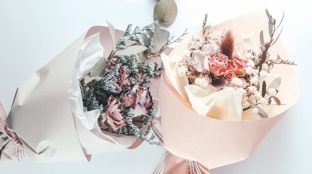 Ποιοι γιορτάζουν σήμερα 9 Απριλίου; Το εορτολόγιο της Athens Voice σου τους θυμίζει. Μην ξεχάσεις να τους δώσεις τις καλύτερες ευχές σου!