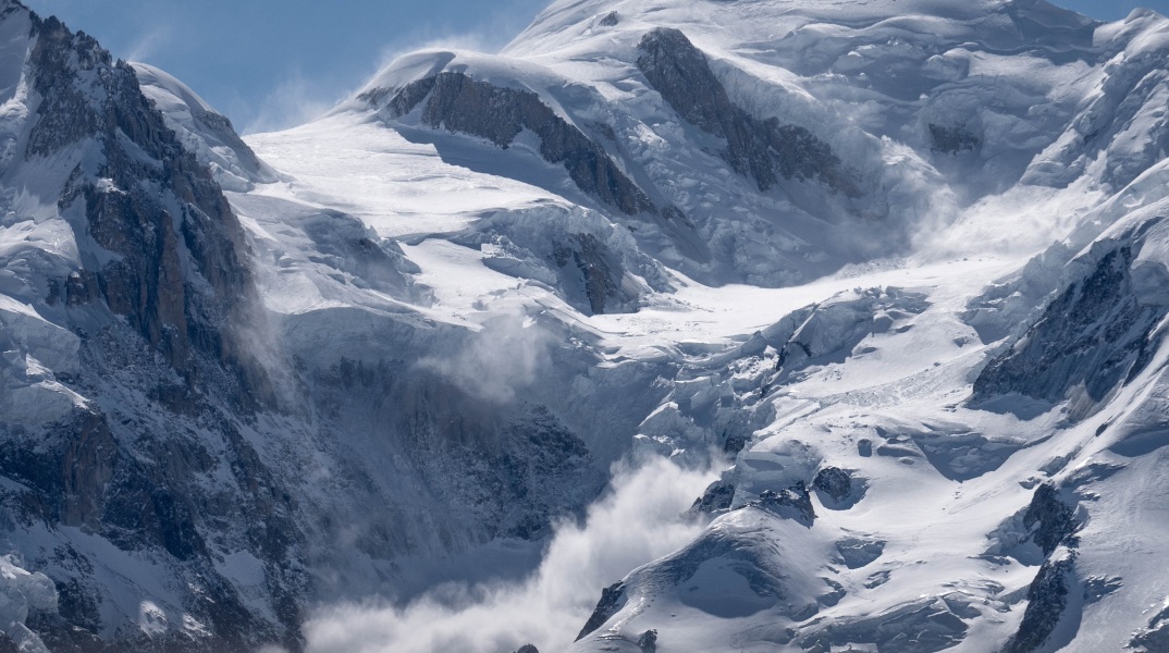 Χιονοστιβάδα στις γαλλικές Άλπεις: Αυξήθηκε στους έξι ο αριθμός των νεκρών - Διήνυσε 1.600 μέτρα η κατολίσθηση που αιφνιδίασε τους σκιέρ.