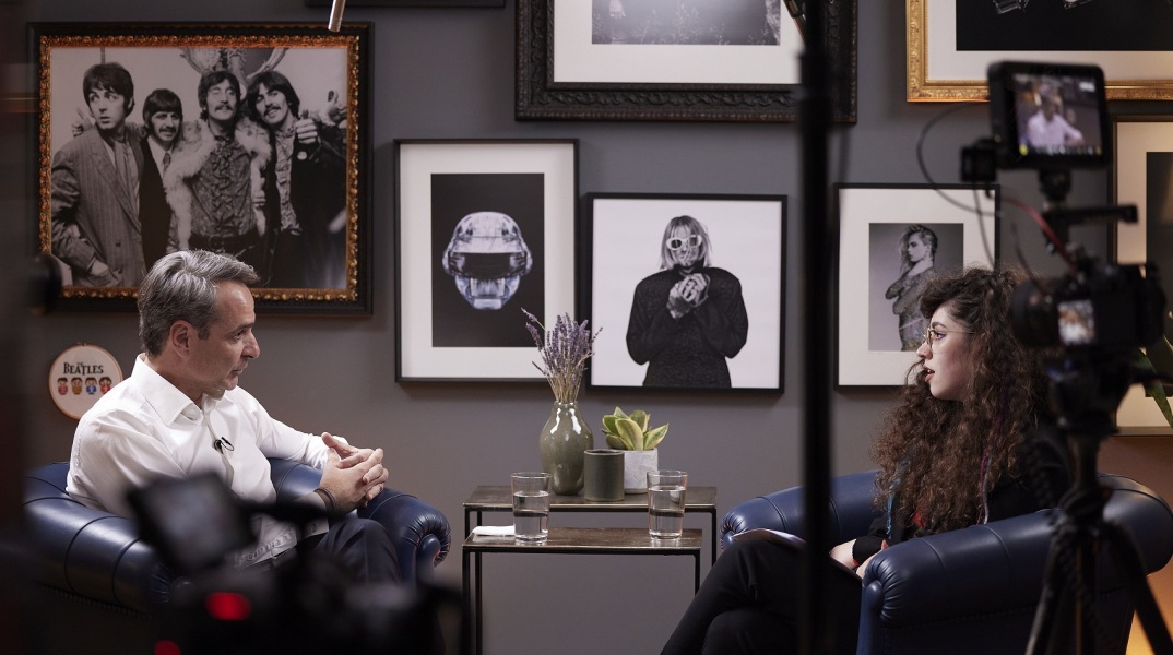 Ο Μάνος Βουλαρίνος σχολιάζει τις αντιδράσεις για τη συνέντευξη του Κυριάκου Μητσοτάκη στο podcast «Μπούκλα 99» και στη Νεφέλη Μεγκ.