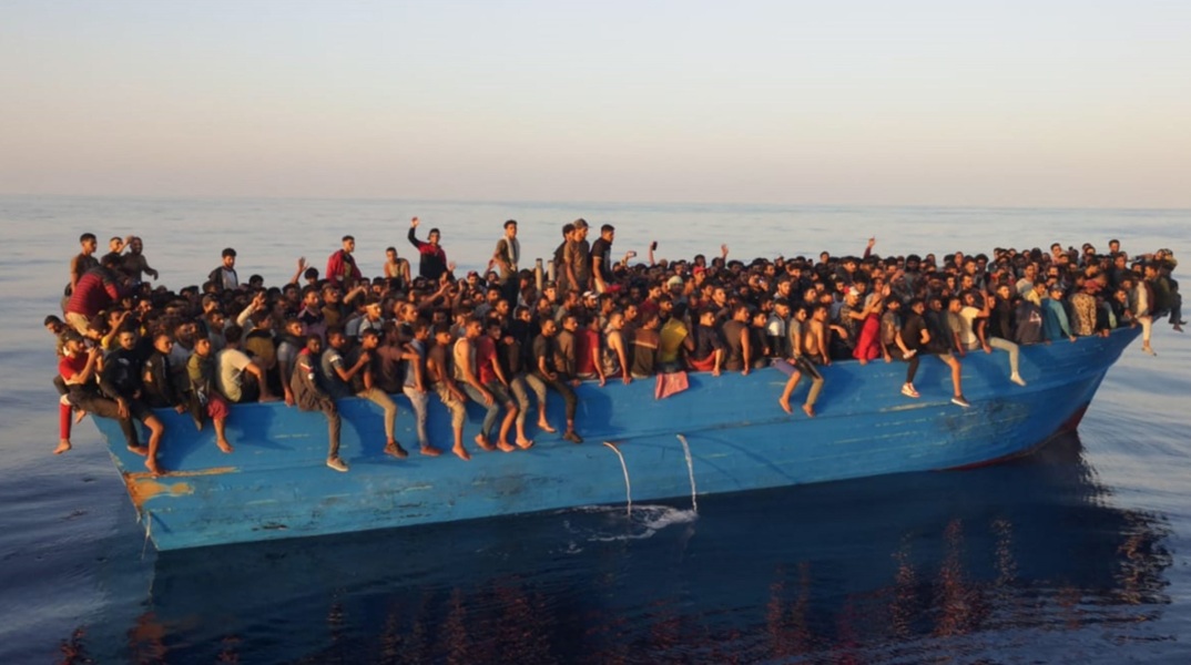 Ιταλία: Σχεδόν 1.000 μετανάστες έφτασαν στο νησί Λαμπεντούζα μέσα σε διάστημα 24 ωρών - Τετραπλασιάστηκαν οι αφίξεις σε σχέση με πέρυσι. 